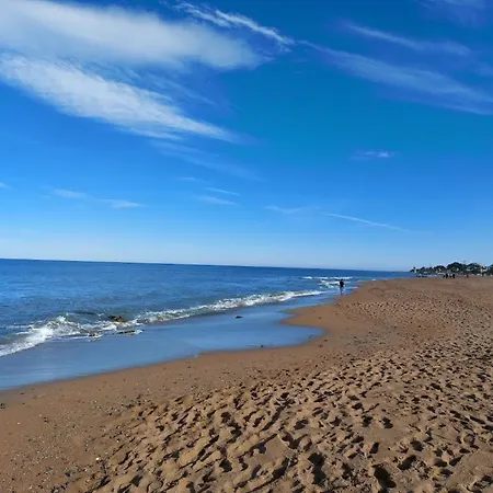 Estupendo En Primera Linea De Playa Y Con Vistas Al Mar Apartmán